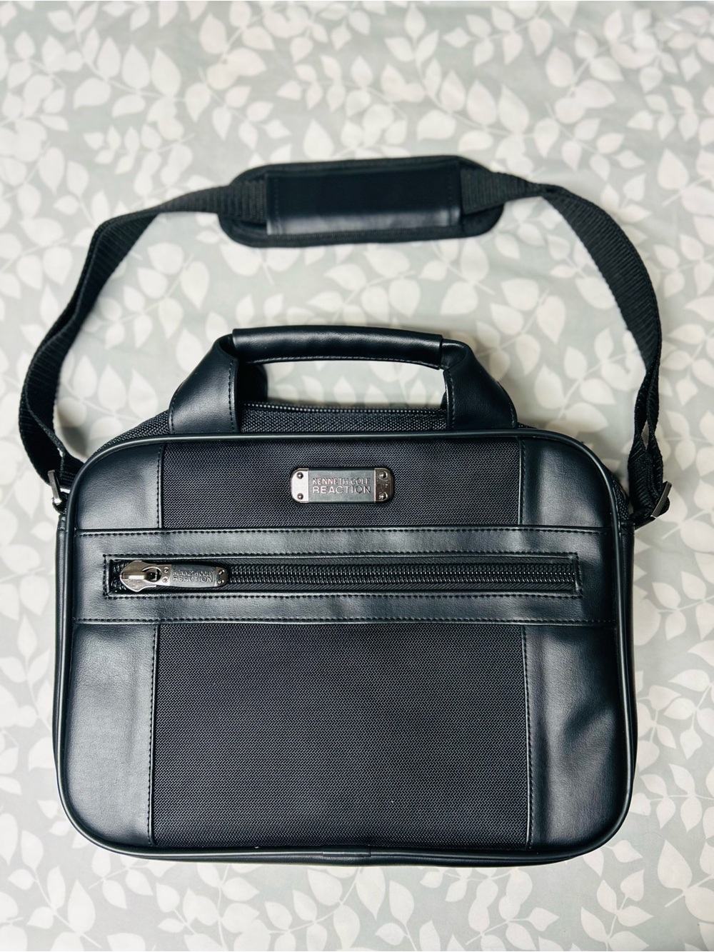 Kenneth Cole Reaction Black Men's tablet/ipad Briefcase with Shoulder Strap